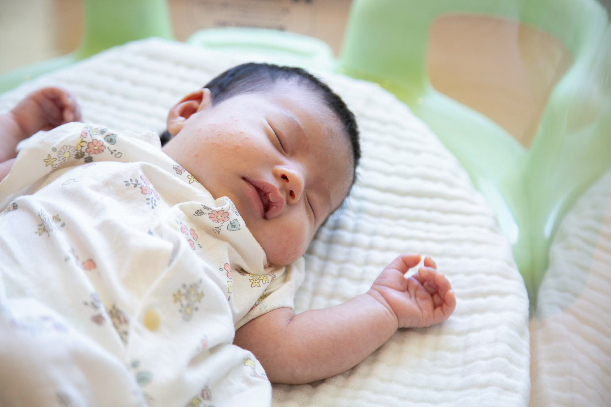 ベッドの上で眠る赤ちゃん