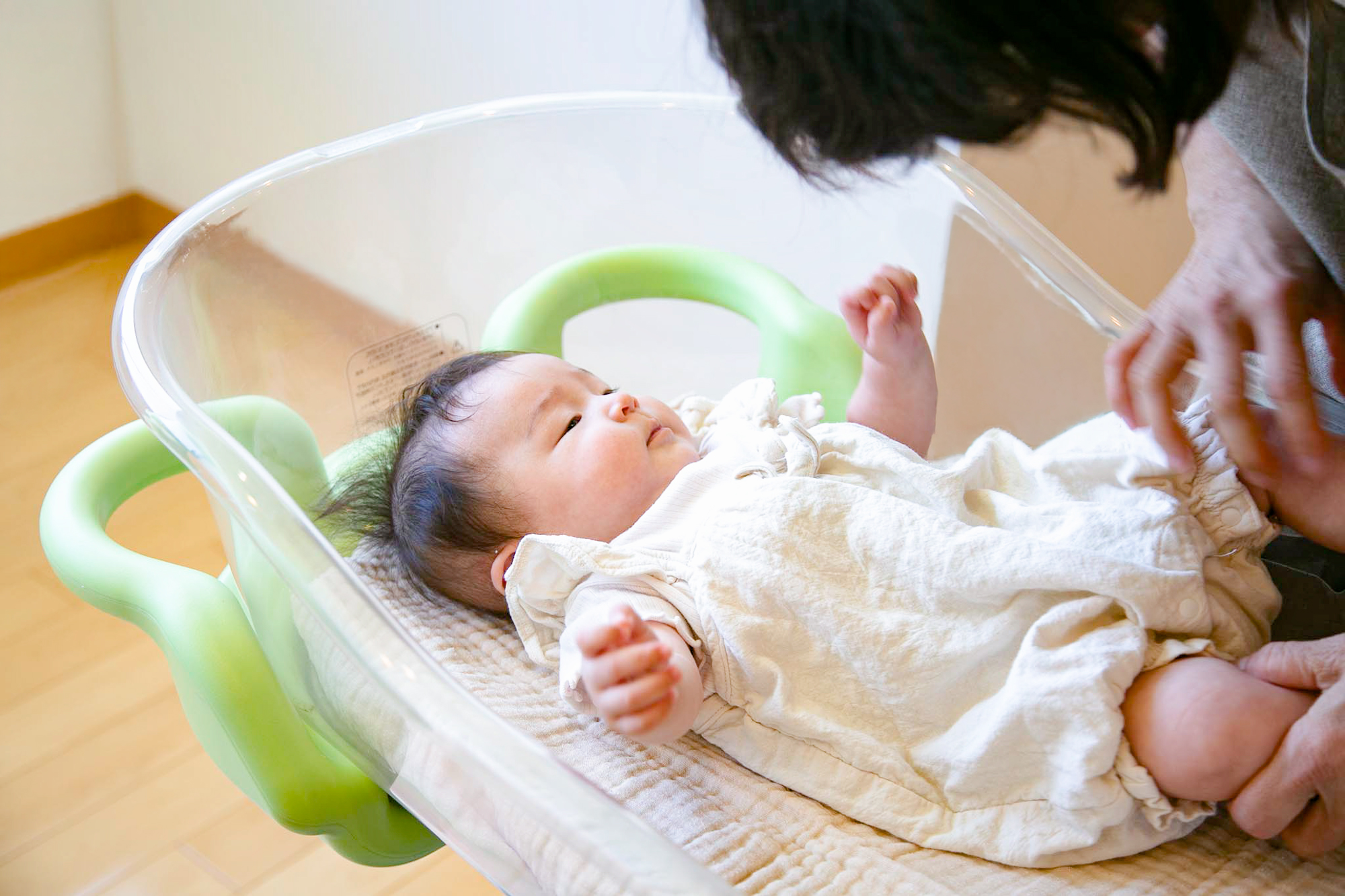 ベッドに寝転がる赤ちゃん