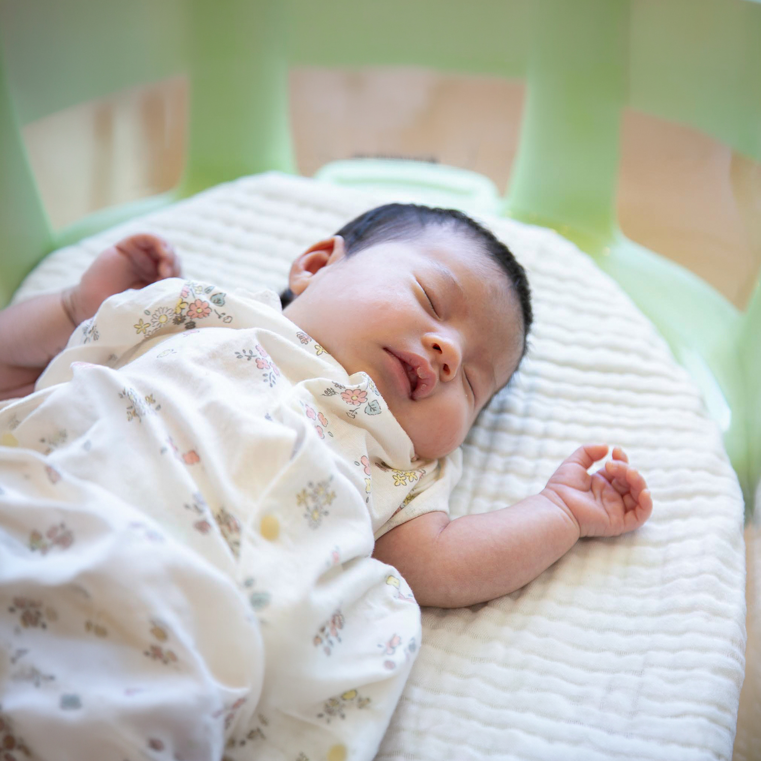 ベビーベッドで眠る赤ちゃん